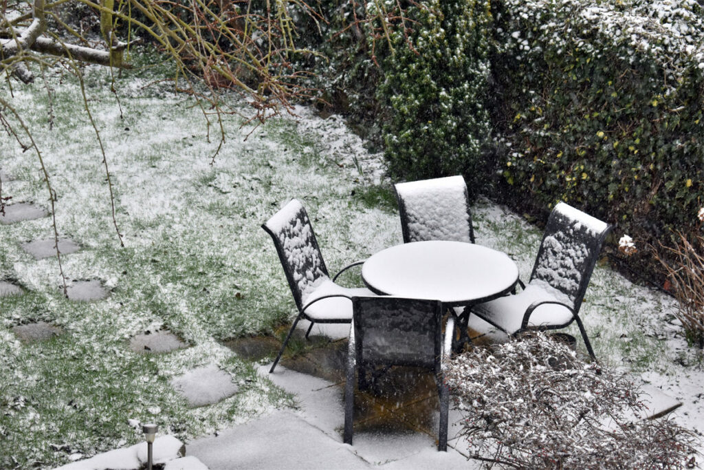 Gartentisch mit Stühlen im Winter