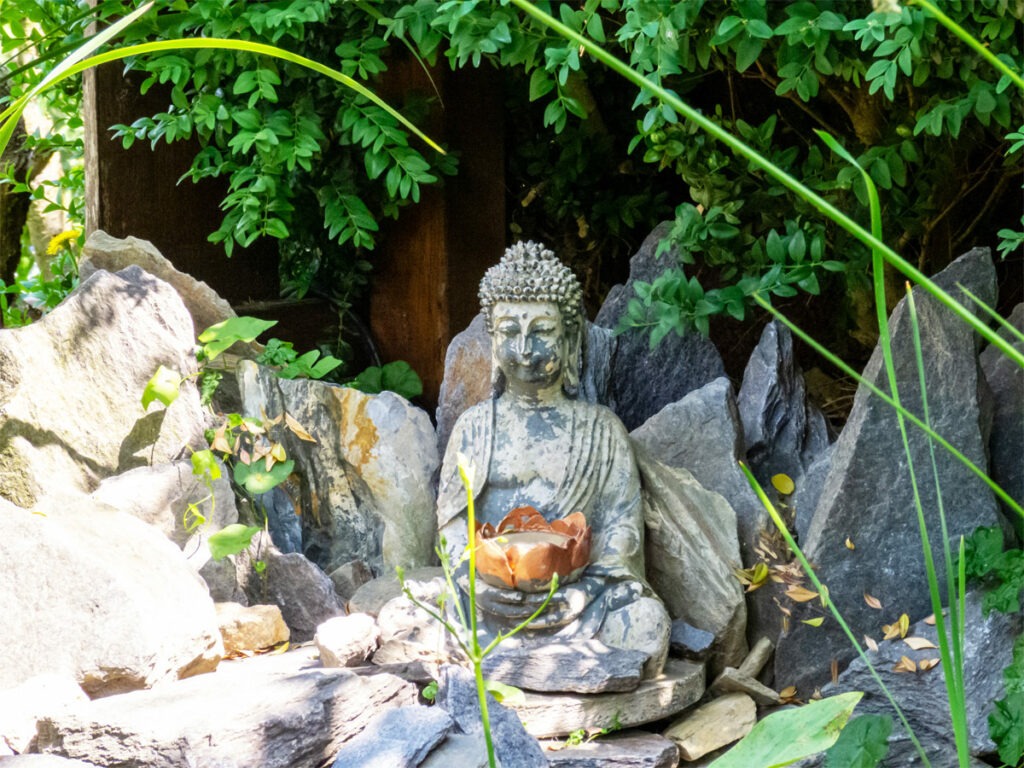 Buddha Steinskulptur im Garten